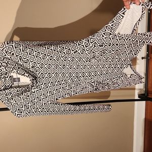 Black & White Tunic top w/pockets